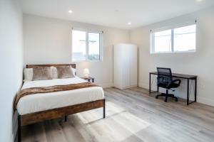 a bedroom with a bed and a desk and a chair at Stylish & Cozy Retreat Near USC & Downtown LA in Los Angeles