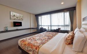 Postel nebo postele na pokoji v ubytování Summit Montana Suites & Spa at Mall