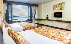 Postel nebo postele na pokoji v ubytování Summit Montana Suites & Spa at Mall