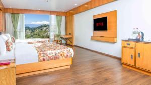TV a/nebo společenská místnost v ubytování Summit Montana Suites & Spa at Mall
