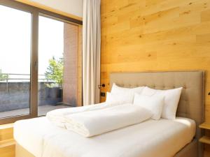 シュレッケンにあるApartment in Schröcken near the ski areaのベッドルーム(大きな窓、白いベッド付)