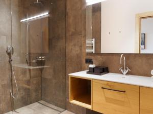 シュレッケンにあるApartment in Schröcken near the ski areaのシャワーと洗面台付きのバスルーム