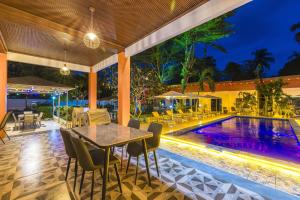 Πισίνα στο ή κοντά στο Tongtong Garden Holiday Hotel普吉岛通通花园酒店 +93 φωτογραφίες