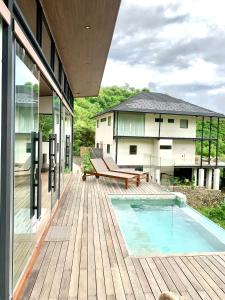 Bazén v ubytování COVE VILLAS Mandalika nebo v jeho okolí