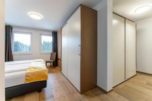 A bed or beds in a room at Alpen Lodge