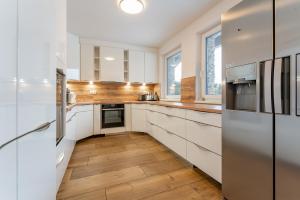 A kitchen or kitchenette at Alpen Lodge