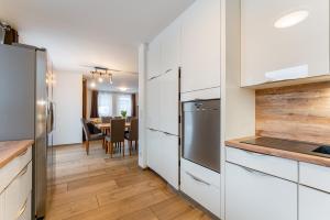 A kitchen or kitchenette at Alpen Lodge