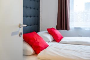A bed or beds in a room at Alpen Lodge