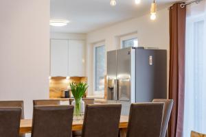 A kitchen or kitchenette at Alpen Lodge