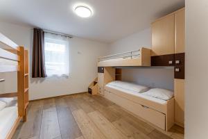 A bed or beds in a room at Alpen Lodge