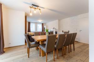 A seating area at Alpen Lodge