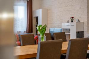 A seating area at Alpen Lodge
