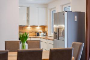 A kitchen or kitchenette at Alpen Lodge
