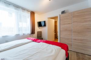 A bed or beds in a room at Alpen Lodge