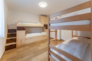 A bed or beds in a room at Alpen Lodge