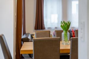 A seating area at Alpen Lodge