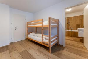 A bed or beds in a room at Alpen Lodge