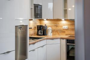 A kitchen or kitchenette at Alpen Lodge