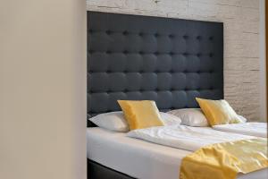 A bed or beds in a room at Alpen Lodge