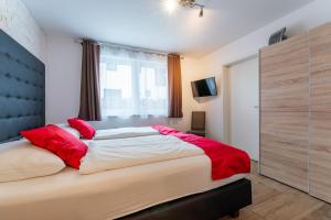 A bed or beds in a room at Alpen Lodge