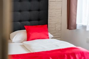A bed or beds in a room at Alpen Lodge