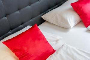 A bed or beds in a room at Alpen Lodge