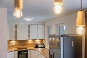 A kitchen or kitchenette at Alpen Lodge