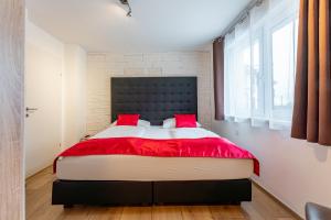 A bed or beds in a room at Alpen Lodge