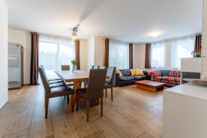 A seating area at Alpen Lodge