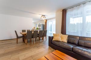 A seating area at Alpen Lodge