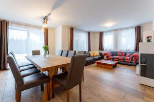 A seating area at Alpen Lodge