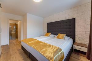 A bed or beds in a room at Alpen Lodge