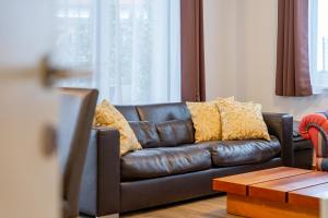 A seating area at Alpen Lodge
