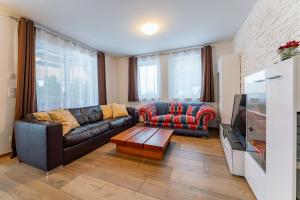 A seating area at Alpen Lodge
