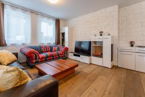 A seating area at Alpen Lodge