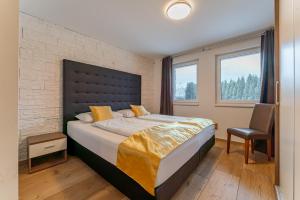 A bed or beds in a room at Alpen Lodge
