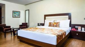 Postel nebo postele na pokoji v ubytování Summit Montana Suites & Spa at Mall