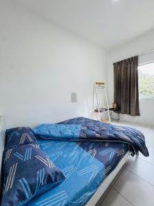 Postel nebo postele na pokoji v ubytování AYAAN QUINTET FAMILY HoMESTAY Free Parking