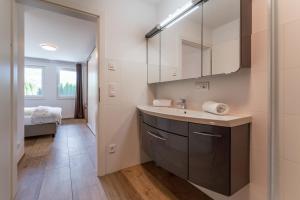 A bed or beds in a room at Alpen Lodge