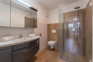 A bathroom at Alpen Lodge