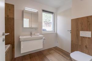 A bathroom at Alpen Lodge