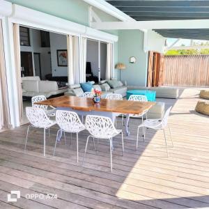 una mesa de madera y sillas en una terraza en Villa Horizon, en Grand-Bourg
