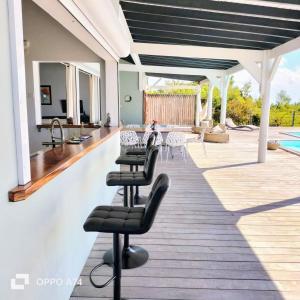 un patio con sillas y un bar en una casa en Villa Horizon, en Grand-Bourg 13 fotos más