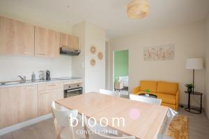 une cuisine avec une table et une salle à manger dans l'établissement Le cocon de Solignac appartement neuf, à Nancy