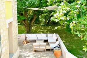 Zahrada ubytování Magnificent Bourgeois House Renovated with Elegance and Art Deco Style