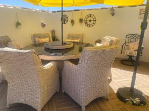 Posezení v ubytování 2 Bed-Sleeps 4-Mtn View-Private Pool & Terrace