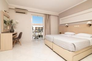 Postel nebo postele na pokoji v ubytování Karras Hotel