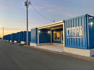 酒田市にあるＳＡＫＡＴＡＮＴＯ Ｃｏｎｔａｉｎｅｒ Ｈｏｔｅｌ ＣＡＭＰＳ - Vacation STAY 93788vの通路側の青い建物 +9枚の写真