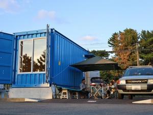 酒田市にあるＳＡＫＡＴＡＮＴＯ Ｃｏｎｔａｉｎｅｒ Ｈｏｔｅｌ ＣＡＭＰＳ - Vacation STAY 93793vの通路脇に置かれた青い船積み容器
