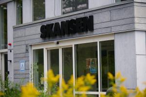 een bord op de voorkant van een saenger gebouw bij Danhostel Nørresundby Skansen in Nørresundby